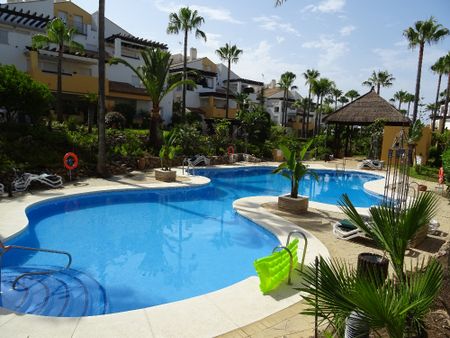 731265 - Apartment for rent Bahía de Marbella, Marbella, Málaga, Spain - Photo 2