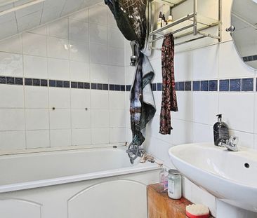 Stanwell New Road, Staines-upon-Thames, Surrey, TW18 4HY - Photo 2