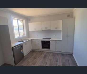 Rennovated and ready for rent - Photo 6