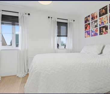 Stylish 2-Bed Home | High-Spec Finish & Parking in CV10 - Photo 4