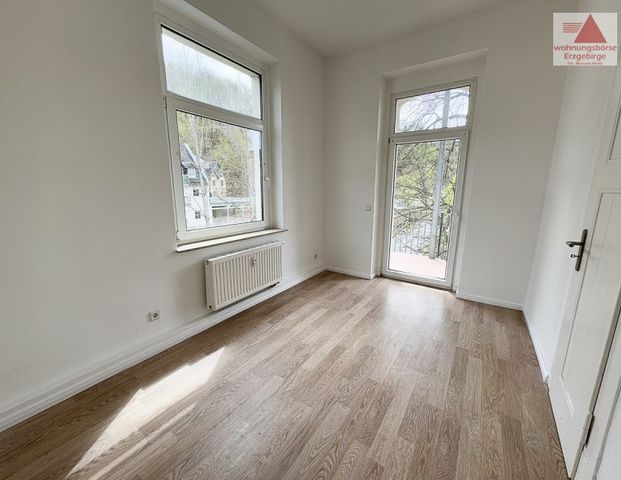 4-Raum-Wohnung im Altbau-Stil mit Balkon zentrumsnah in Aue - Photo 1