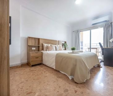 Plaça dHondures, Valencia, Valencian Community 46022 - Photo 2