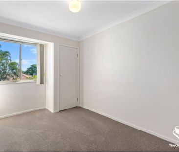 Spacious 3 Bedroom Townhouse In Prime Location!!! - Photo 1