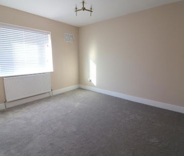 3 bedroom end of terrace house to rent - Photo 4