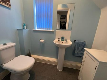 1 bedroom in a house share to rent - Photo 3