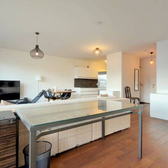 Großzügige und moderne 2-Zimmerwohnung mit Tiefgaragenstellplatz in zentraler Lage. - Photo 1