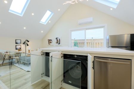 For Lease - 6 Luttrell Avenue Unit# 2nd Floor, Toronto, Ontario - Photo 3