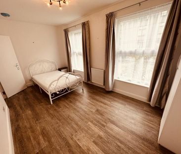 3 bedroom flat to rent - Photo 3