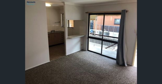 Located less than 100 meters from Greenslopes Hospital, this one-bedroom unit offers convenience and comfort in a sought-after location - Photo 1