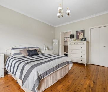 Solid classic double brick family home directly opposite Edwards Park - Photo 5