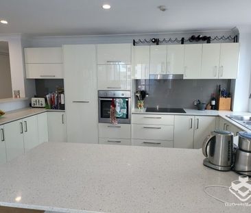 FULLY RENOVATED 140SQM TOP FLOOR APARTMENT - Photo 4