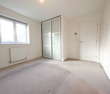 3 bed detached house to rent in Stirling Close, Crowthorne, Berkshi... - Photo 2