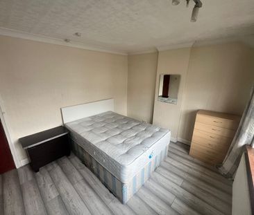 Room in a Shared Flat, Review Road, NW2 - Photo 4