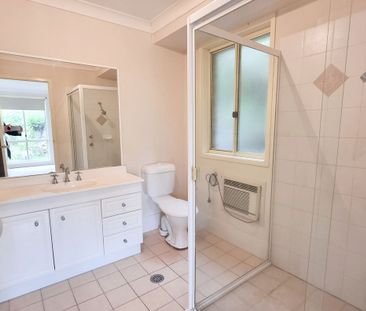 CHIC MODERN HOME - Photo 4