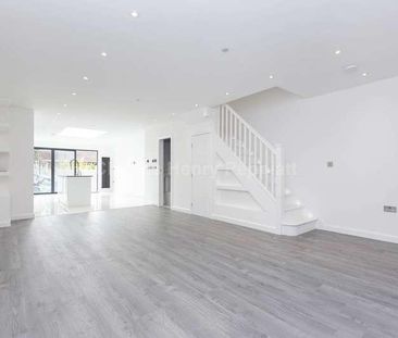 Manor Farm Drive, Chingford, E4 - Photo 1