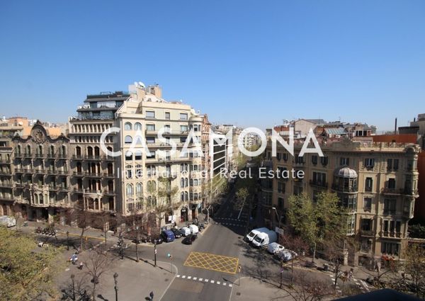 Stylish 1 Bedroom Apartment with Balcony Overlooking La Rambla