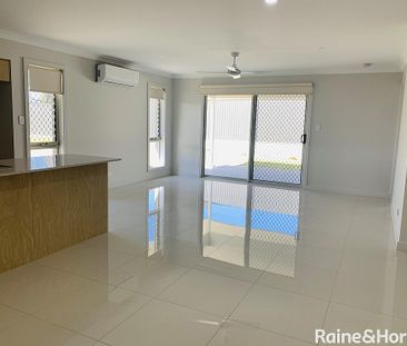 Large Family 4 Bedroom Home! - Photo 2