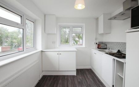 Spacious two-bedroom house close to local amenities and major bus routes, as well as Southmead Hospital. - Photo 4
