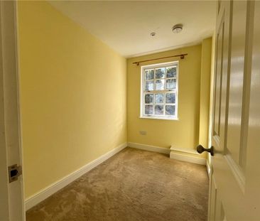 Wonderfully light 2 bedroom apartment in converted period building ... - Photo 4