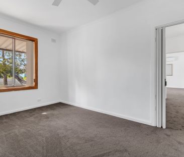 Three bedroom home with large shed - Photo 6