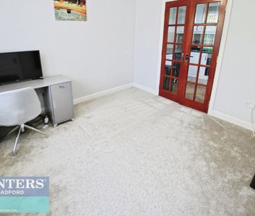 2 bedroom Flat To Let - Photo 3