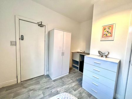 1 bedroom in a house share to rent - Photo 3