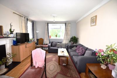 2 bedroom Flat in Whincover Drive, Leeds - Photo 5