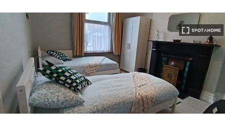 Room in a shared 7-bedroom flat in Cabra-Drumcondra, Dublin - Photo 5