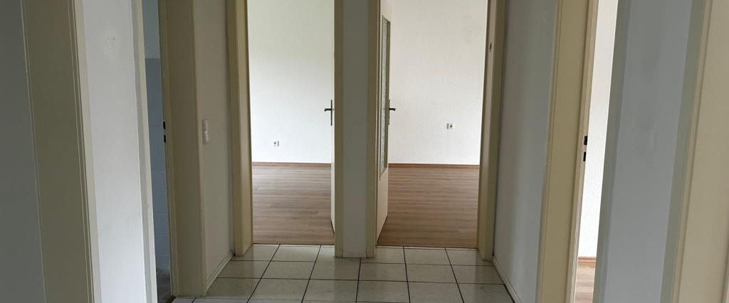 Rent now – pay less! Partially renovated 4-room apartment available immediately - Foto 1