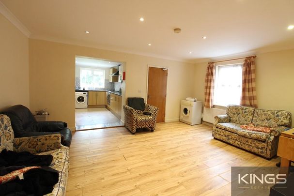 6 bedroom semi-detached house to rent - Photo 1
