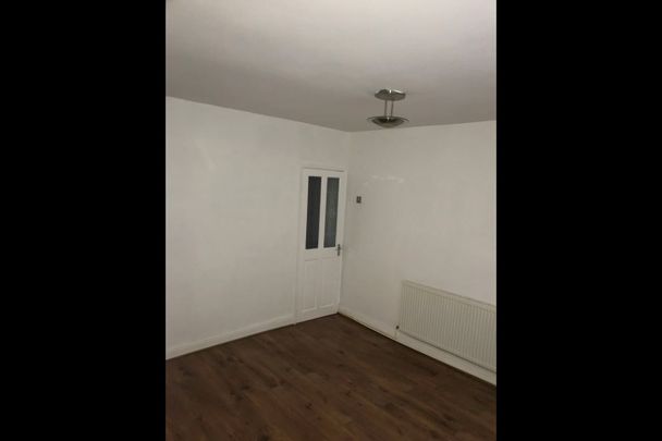 2 Bed End Terrace, Livingstone Road, S35 - Photo 1