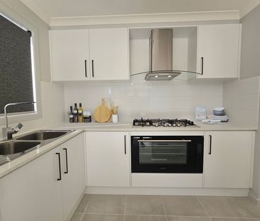 FAMILY HOME - ORANA ESTATE - Photo 2