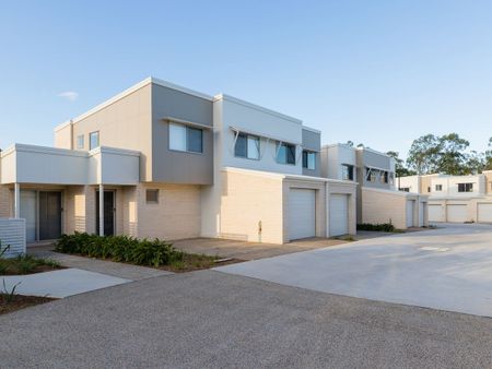 NEAR NEW LUXURY 3 BEDROOM TOWNHOUSE WITH DUCTED AIR CONDITIONING - Photo 3