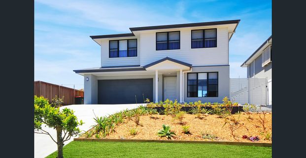 Luxurious Home,Perfect Location! - Photo 1