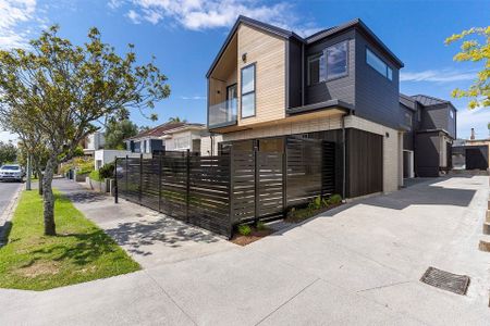 Stylish Westmere Townhouse - Photo 2