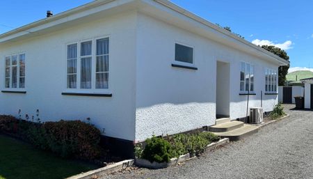 Low maintenance, close to town - Photo 2