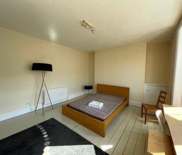 3 bedroom flat to rent - Photo 6