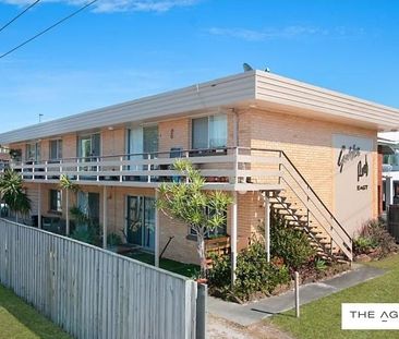 Renovated unit walking distance to beaches! - Photo 2