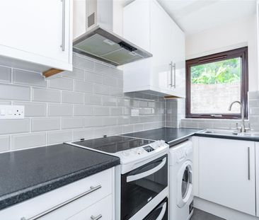 Bassetsbury Lane, High Wycombe - Photo 6