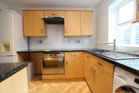 3 bedroom flat to rent - Photo 5