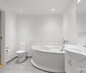 Stor lys lejlighed med åbent køkken, og egen stor altan - Foto 5