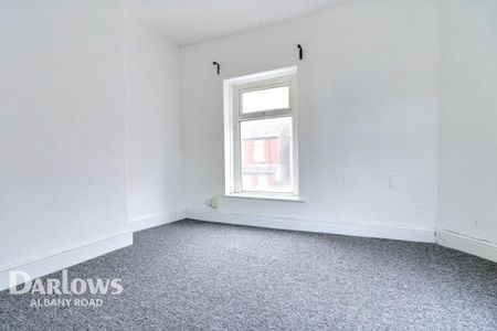 4 bedroom end of terrace house to rent - Photo 2