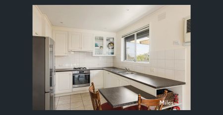 DELIGHTFUL QUIET PARKSIDE FAMILY HOME - Photo 3