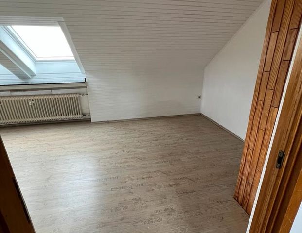 Helle 2-Zimmer-Dachgeschosswohnung in Solingen-Höhscheid - Foto 1