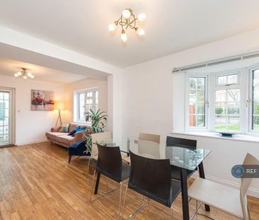 1 bedroom in a house share to rent - Photo 2