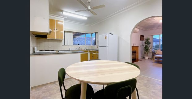 Bright, Spacious 3-Bedroom Family Home with Sunroom and Beautiful Gardens - Photo 1