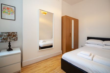 2 Bed Flat, Tooting High Street, SW17 - Photo 3