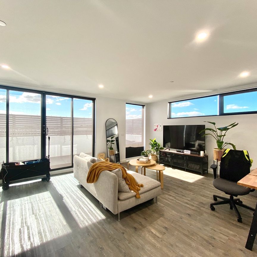 STUNNING APARTMENT IN GREAT LOCATION! - Photo 1