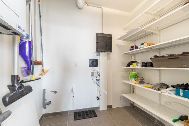 Ruim 1 slaapkamer appartement met ondergrondse staanplaats - Photo 1