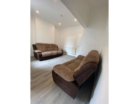 4 bedroom end of terrace house to rent - Photo 1